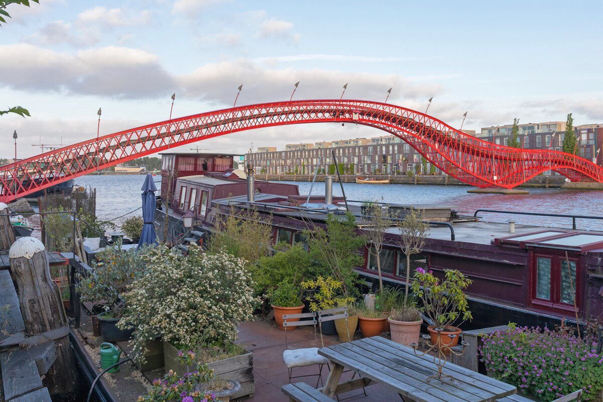 Quartiere del Borneo, giardino galleggiante vicino al ponte Python ad Amsterdam