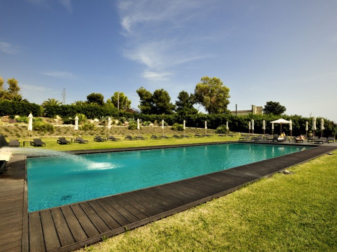 Falconara Resort - Outdoor pool equipped with sun loungers and umbrellas