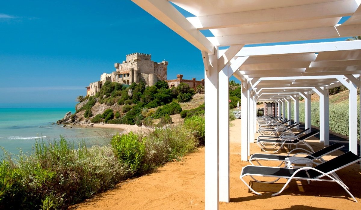 Falconara Resort - Outdoor solarium area with sea view and view of Falconara Castle