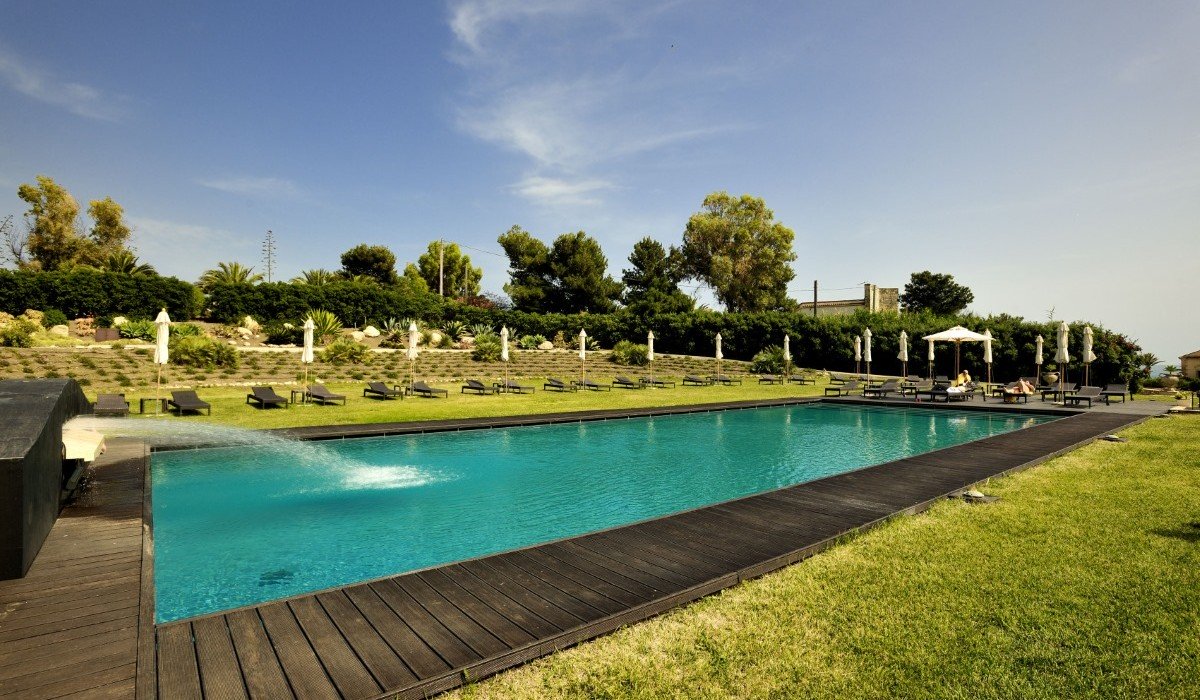 Falconara Resort - Outdoor pool equipped with sun loungers and umbrellas