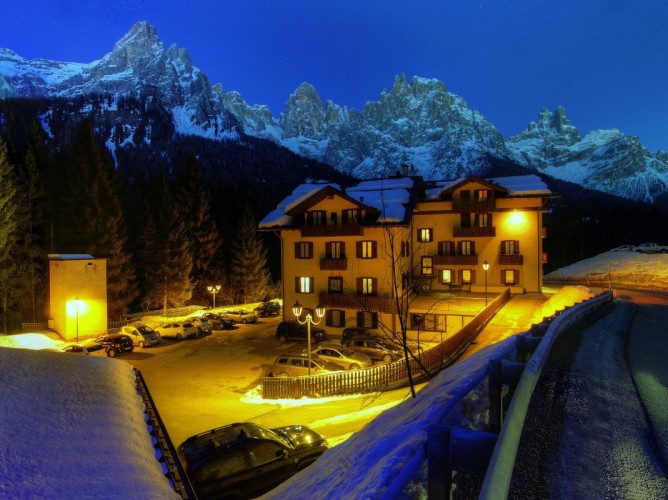 Hotel Fratazza - Magical night view of the Hotel from the outside