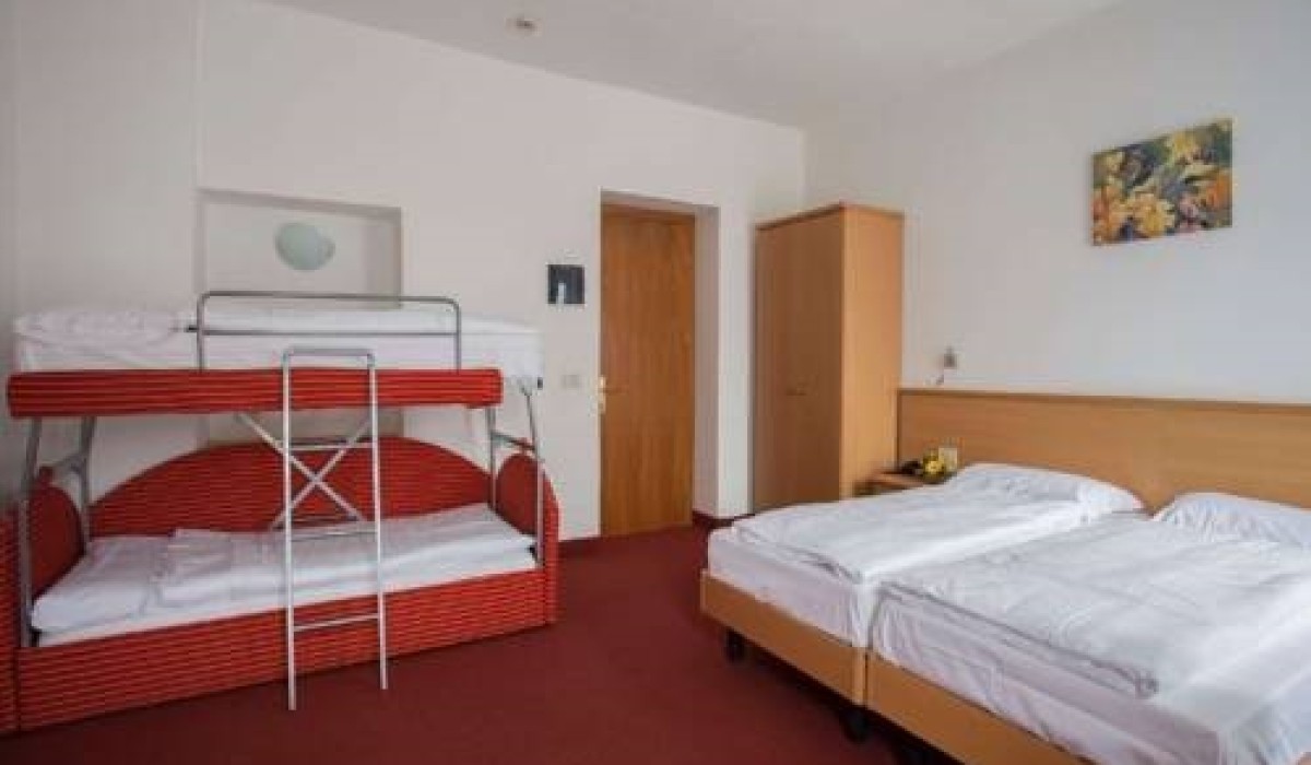 Hotel Piaz - Quadruple room with bunk bed sofa