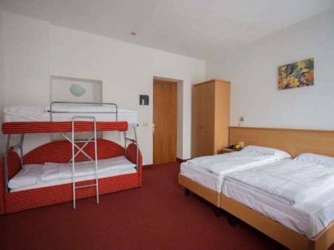 Hotel Piaz - Quadruple room with bunk bed sofa