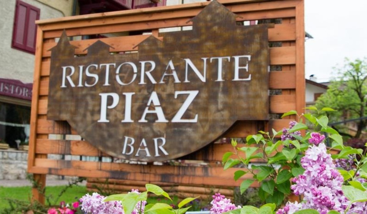 Hotel Piaz - Sign at the entrance of the restaurant and bar
