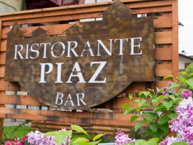 Hotel Piaz - Sign at the entrance of the restaurant and bar