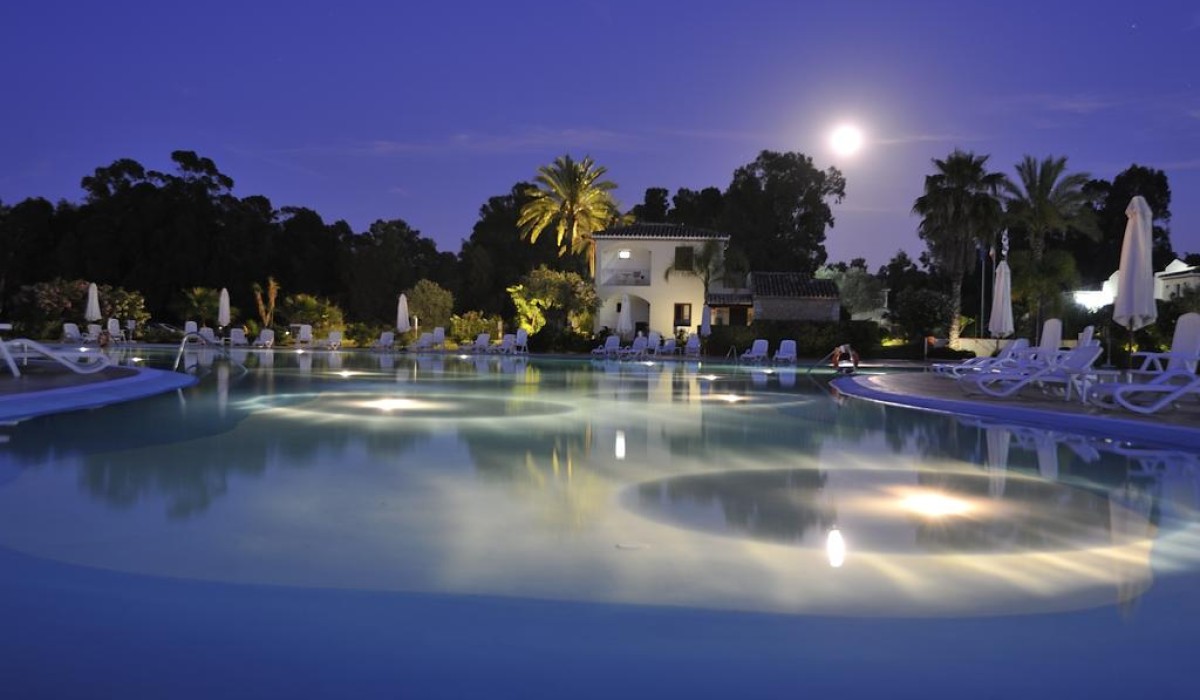 Marina Torre Navarrese Beach Resort - Marina Torre Navarrese Resort at night