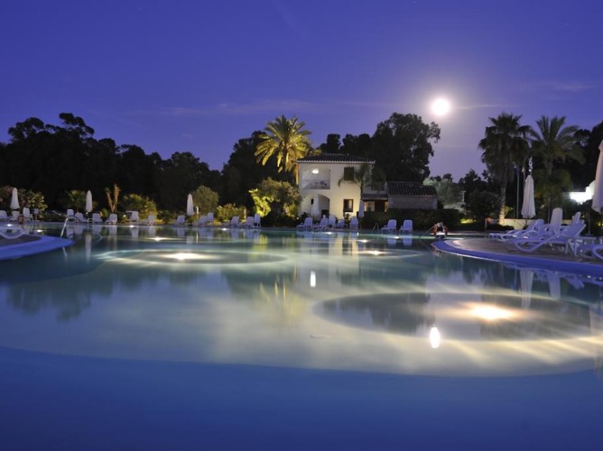 Marina Torre Navarrese Beach Resort - Marina Torre Navarrese Resort at night