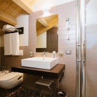Hotel Lake La Pieve superior double bathroom