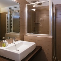 Hotel Lake La Pieve superior double bathroom 2
