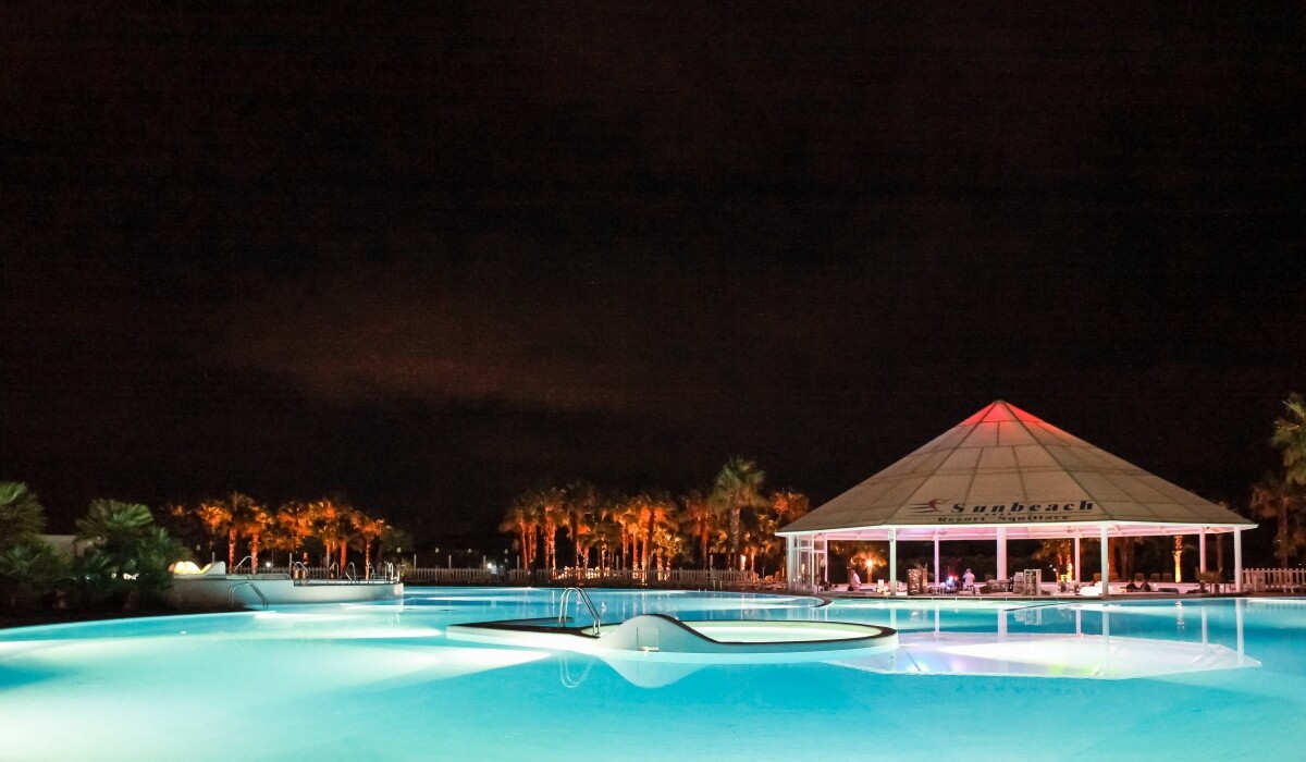 Club Esse Sunbeach - Club Esse cassiodoro pool by night 2
