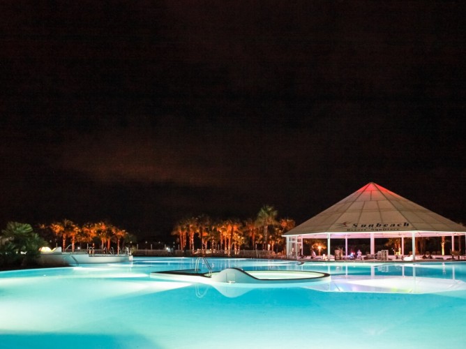 Club Esse Sunbeach - Club Esse cassiodoro pool by night 2