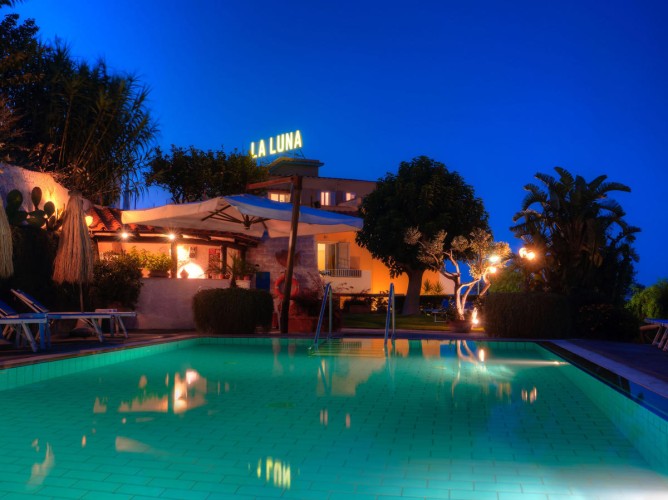 Hotel La Luna - Hotel La Luna night swimming pool