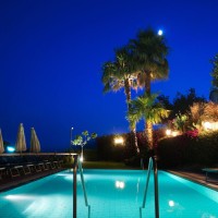 Hotel La Luna nocturnal pool details