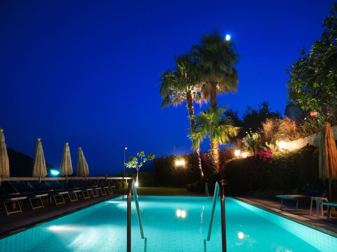 Hotel La Luna - Hotel La Luna nocturnal pool details