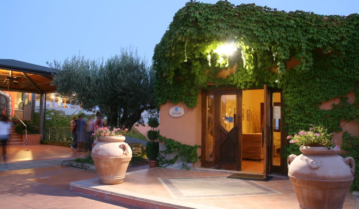 Porto Rhoca Village - Village entrance