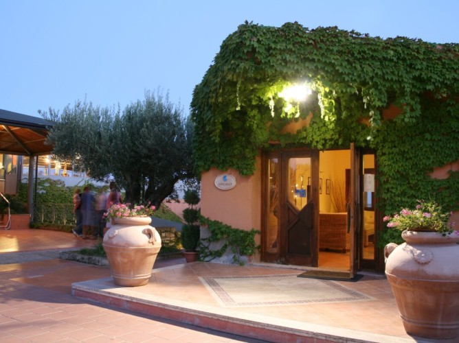 Porto Rhoca Village - Village entrance