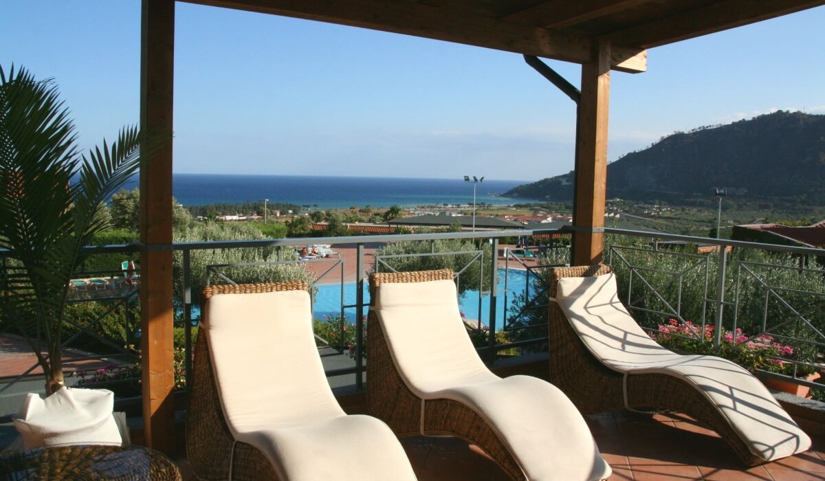 Porto Rhoca Village - Furnished patio of some rooms