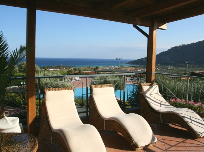 Porto Rhoca Village - Furnished patio of some rooms