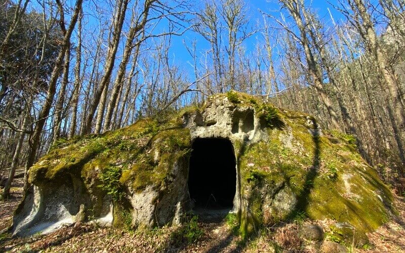 Tuff Cave in Ischia