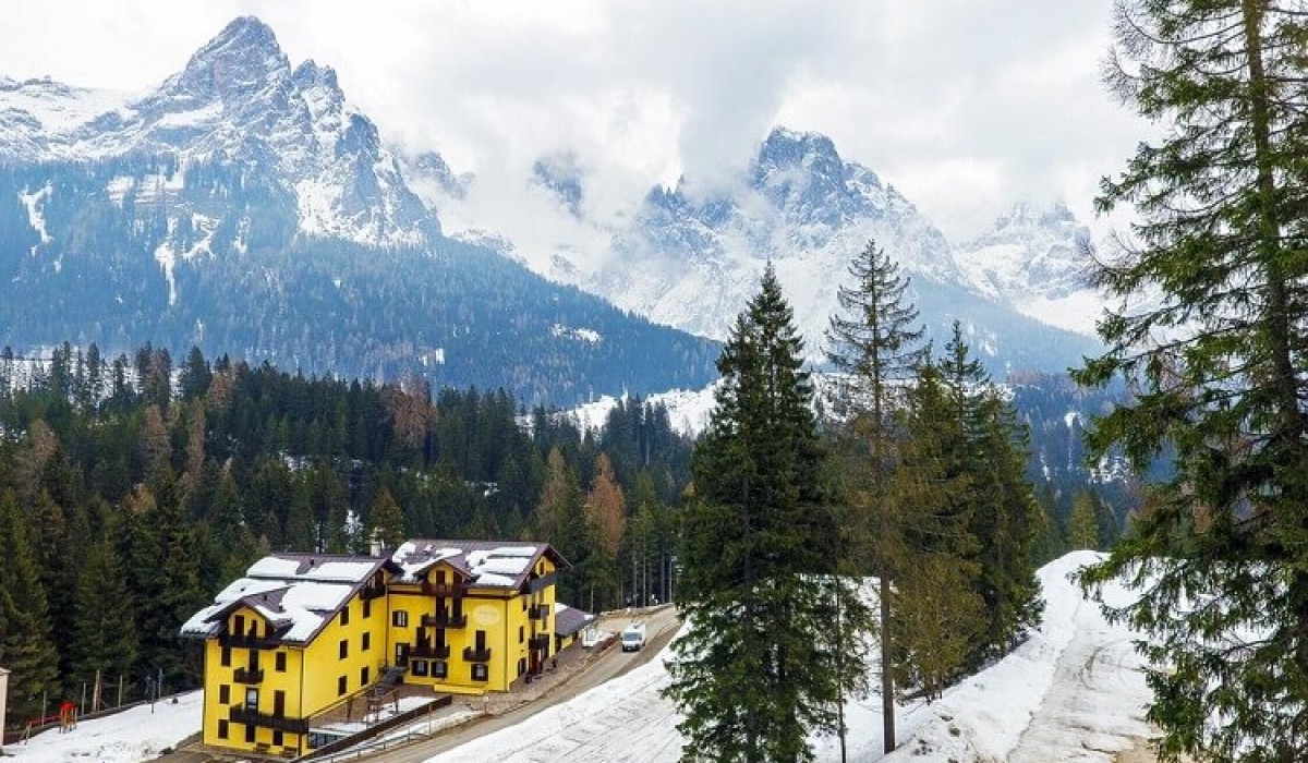 Hotel Fratazza - External panorama of the hotel with a snowy landscape