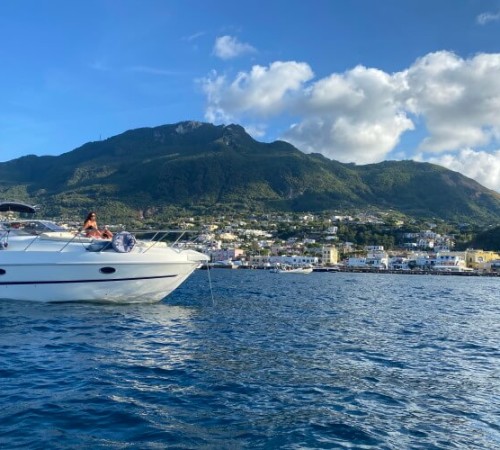 Island tour by boat in Ischia