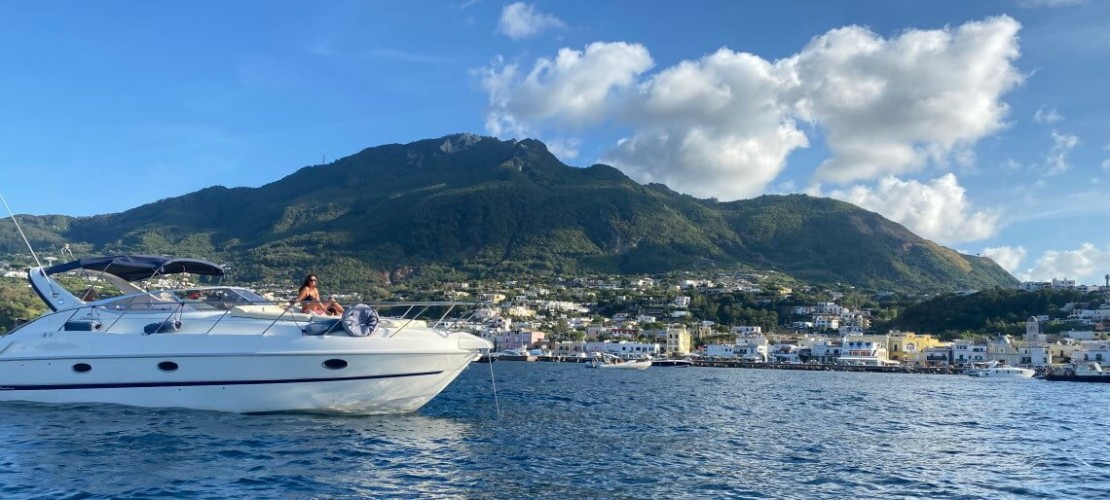 Island tour by boat in Ischia in July