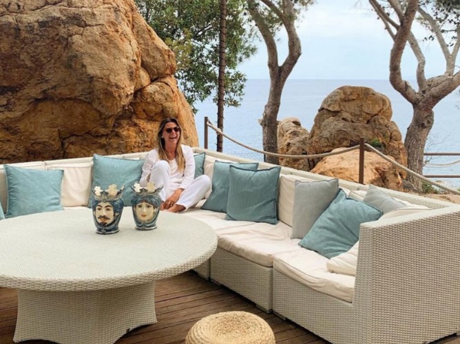 Mangia's Pollina Resort - terrace with sofas