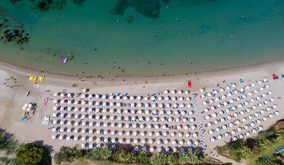 MClub Lipari - Private beach equipped with umbrellas and sun loungers