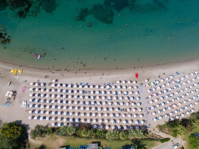 MClub Lipari - Private beach equipped with umbrellas and sun loungers