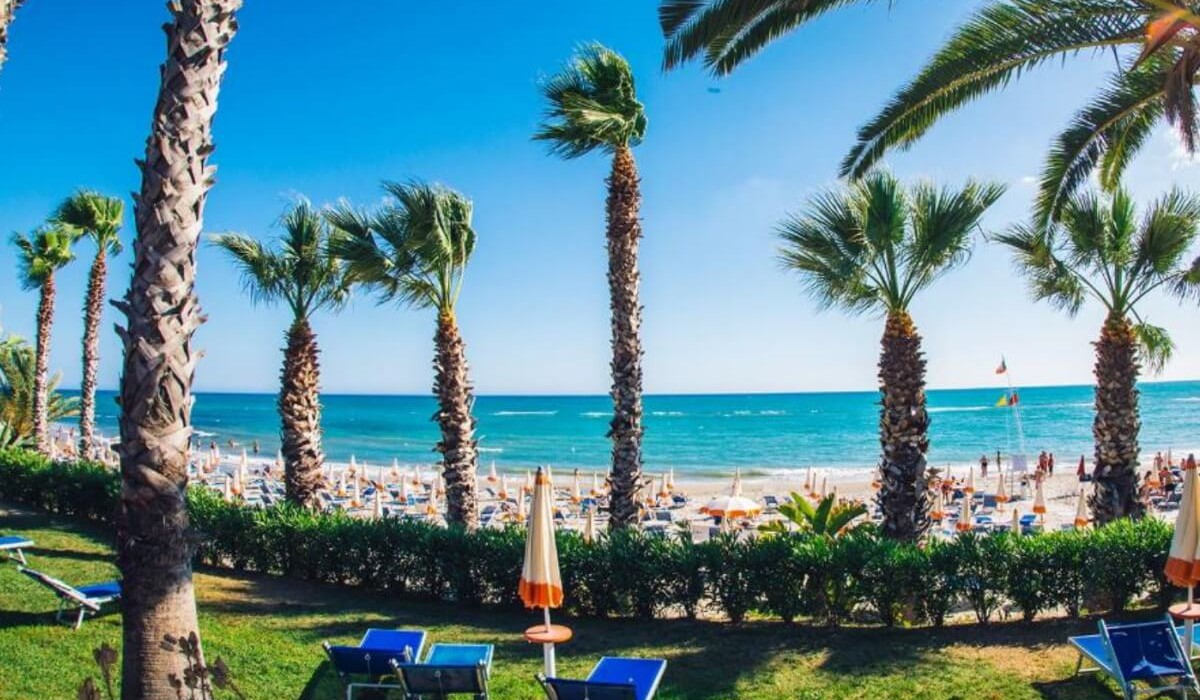 MClub Lipari - Seafront solarium area
