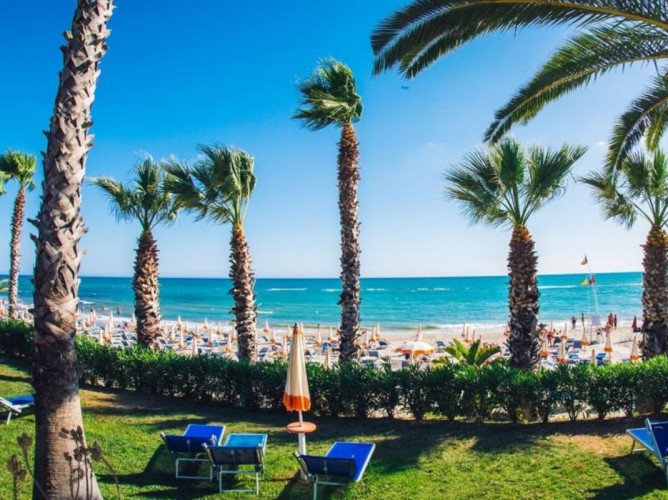 MClub Lipari - Seafront solarium area