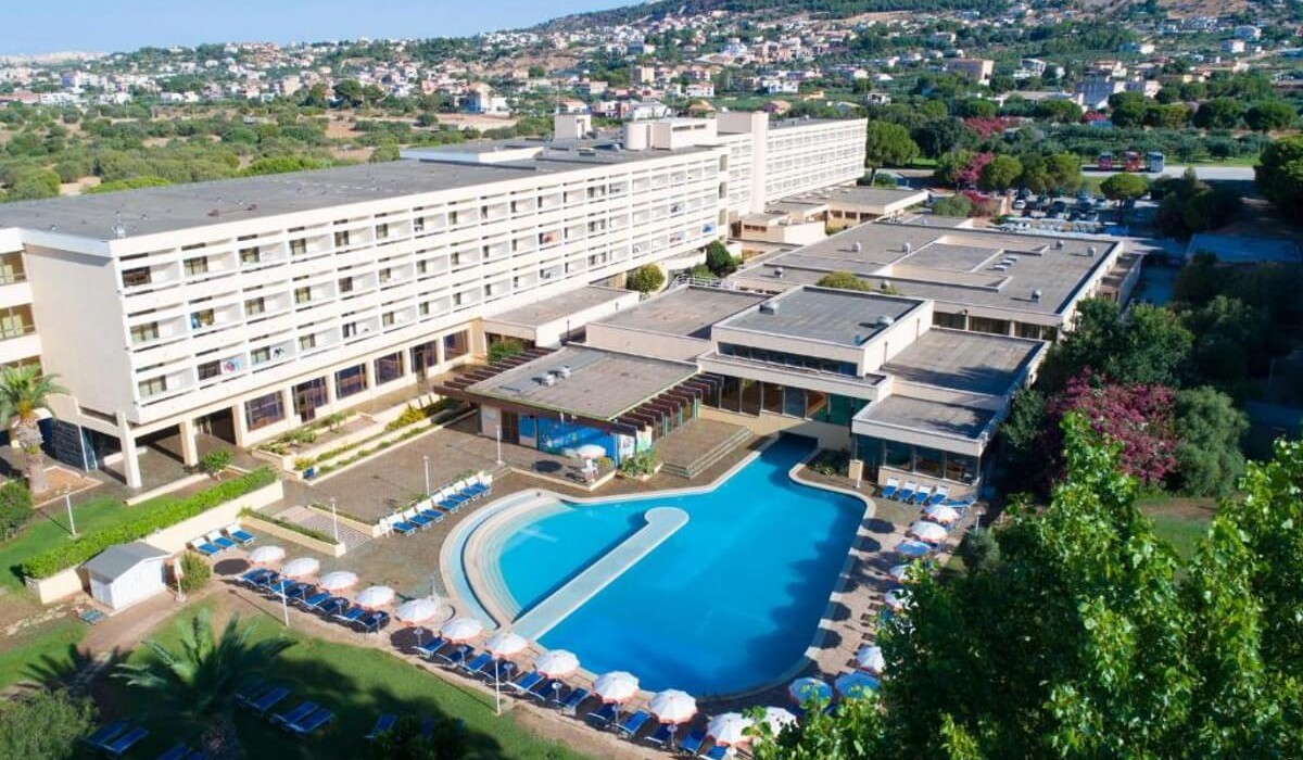 MClub Lipari - Equipped outdoor pool surrounded by greenery