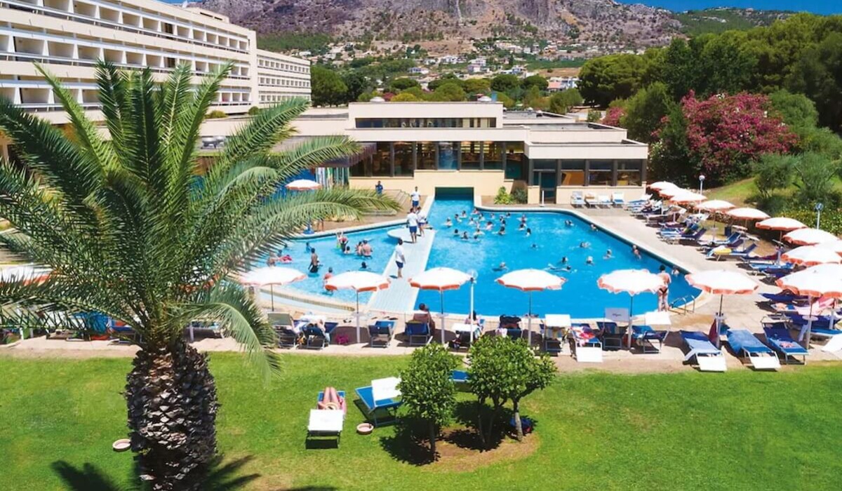 MClub Lipari - Equipped outdoor pool surrounded by greenery