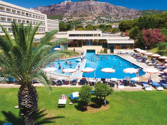 MClub Lipari - Equipped outdoor pool surrounded by greenery