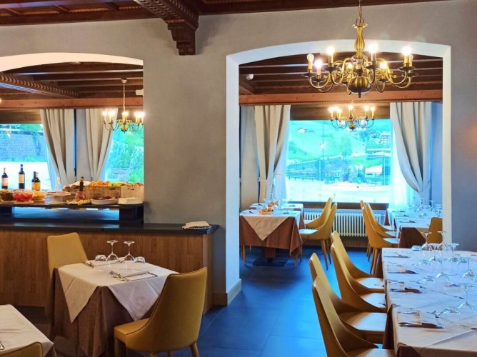 Hotel Monzoni - Bright and panoramic restaurant of the hotel