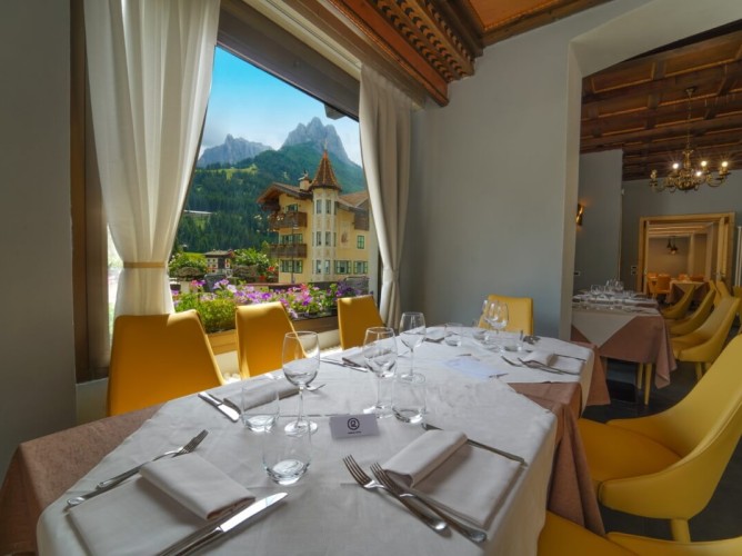 Hotel Monzoni - Breathtaking view of the town and the Dolomites from the hotel's restaurant
