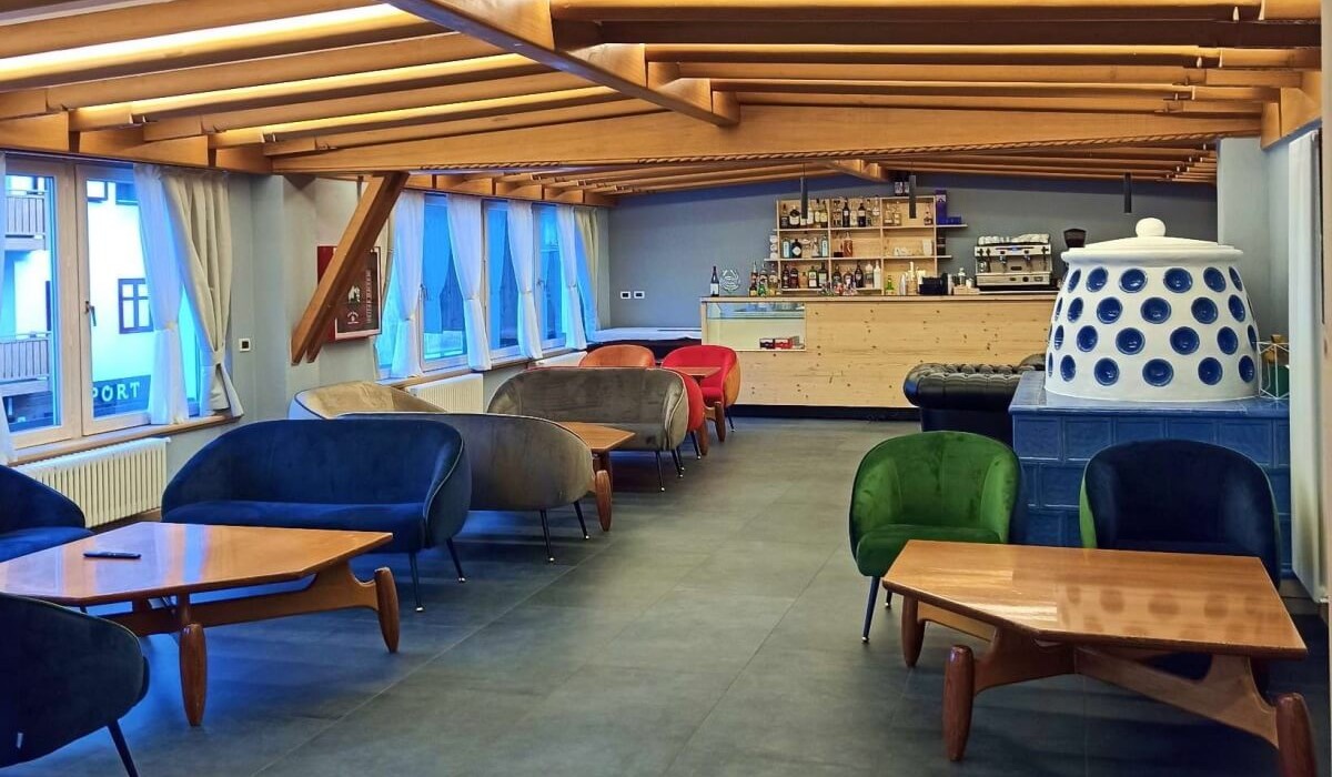 Hotel Monzoni - Hotel bar with a cozy and contemporary atmosphere