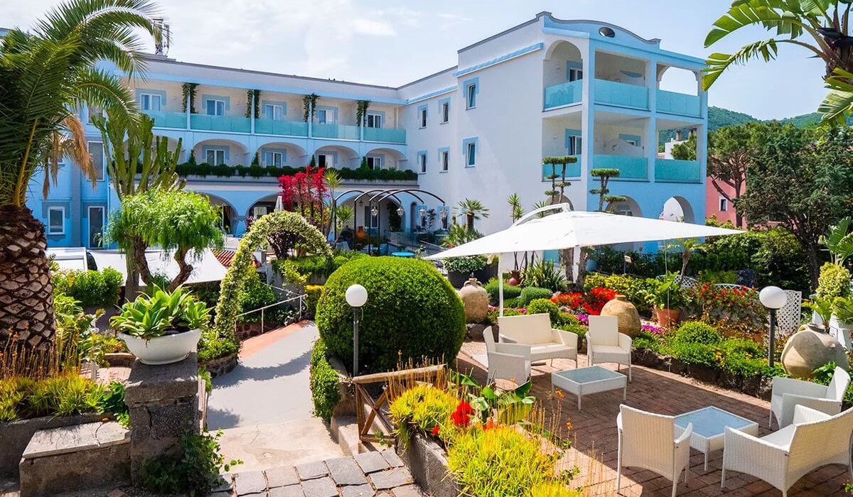 Hotel Hermitage & Park Terme - The swimming pool at the Hermitage Park & Terme Hotel offers moments of pure relaxation surrounded by lush gardens and the peaceful atmosphere of one of Ischia's most appreciated hotels.