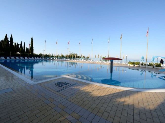 Apulia Residence Silvi Marina - Details on the edge of the semi-Olympic panoramic swimming pool