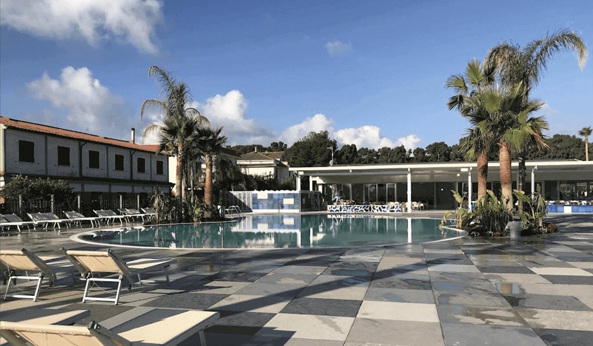 Fruit Village Coral Beach - Fruit Village Coral Beach Resort poolside solarium