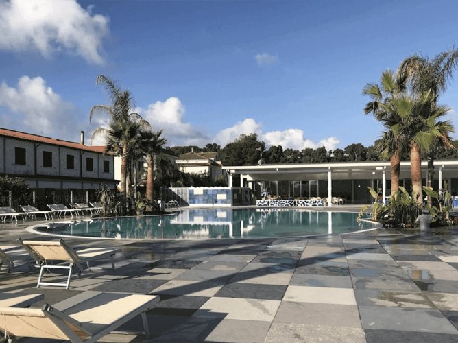 Fruit Village Coral Beach - Fruit Village Coral Beach Resort poolside solarium