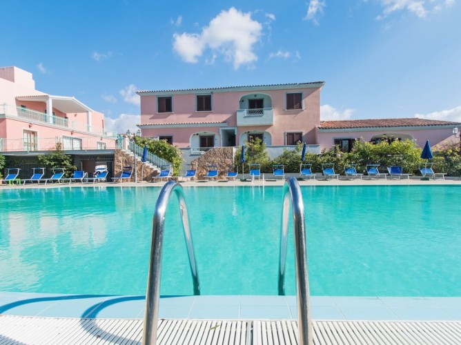 Residence Club Gli Ontani - Club Residence & Hotel Gli Ontani Outdoor Pool View