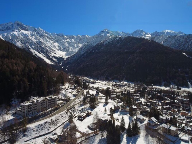 Palace Resort Pontedilegno - View of the hotel and the valley from the drone