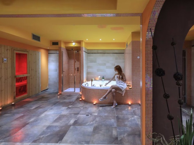 Palace Resort Pontedilegno - Spa path with whirlpool jacuzzis for relaxation