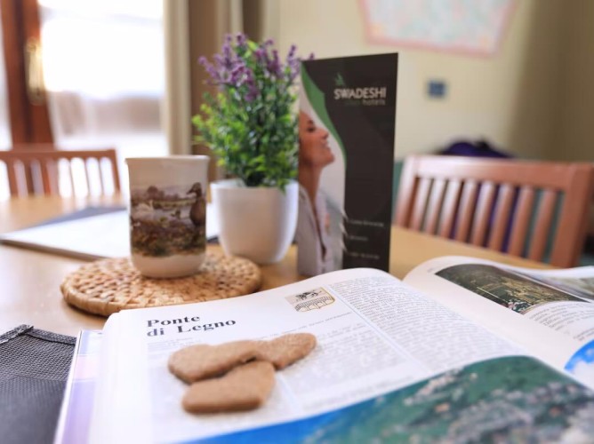 Palace Resort Pontedilegno - Moment of relaxation with herbal tea and biscuits.