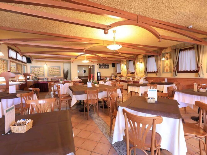 Palace Resort Pontedilegno - Indoor restaurant hall.
