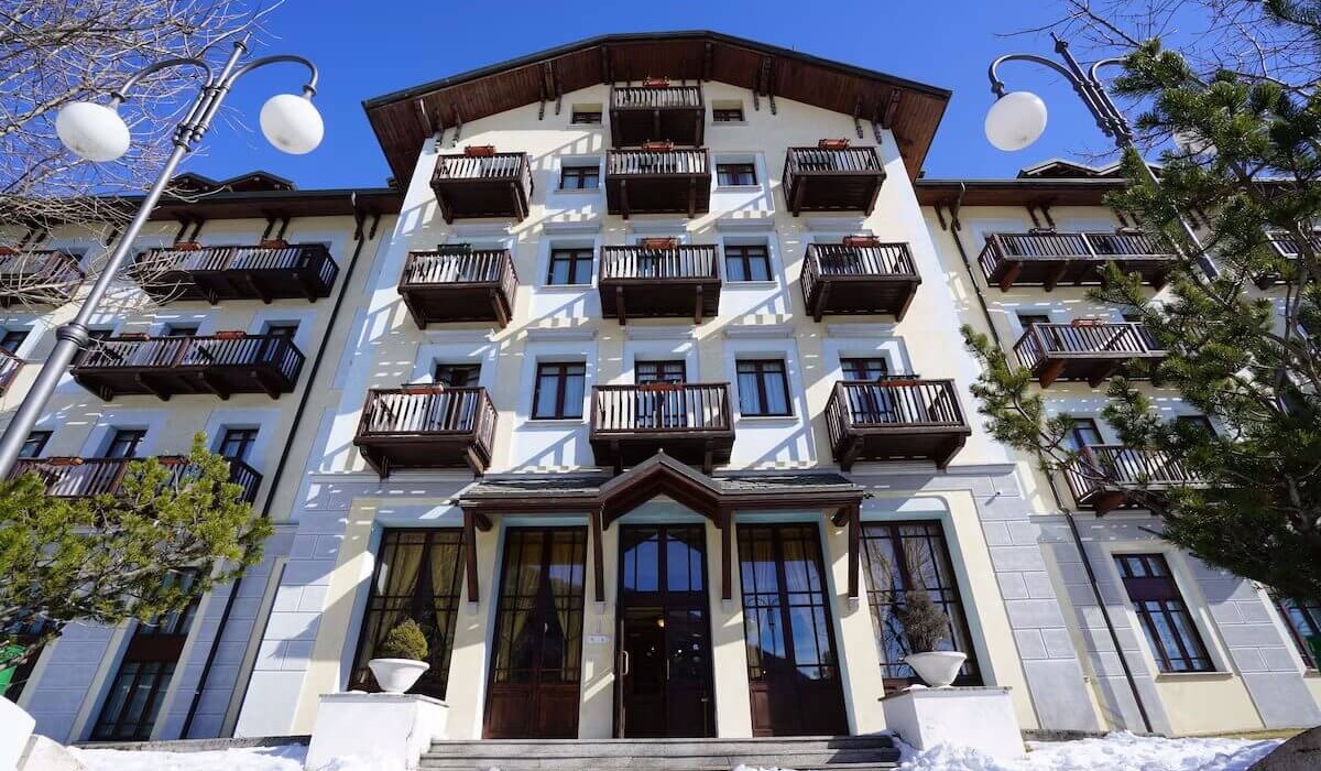 Palace Resort Pontedilegno - View of the hotel and the valley from the drone
