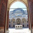 The entrance portal of the Suleymaniye Mosque in Istanbul is a majestic work, decorated with marble details and Arabic calligraphy. Its elegance and grandeur perfectly reflect the Ottoman style.