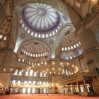 Interiors of the Blue Mosque in Istanbul, with magnificent mosaics, impressive domes, and Ottoman decorations that blend art and spirituality.