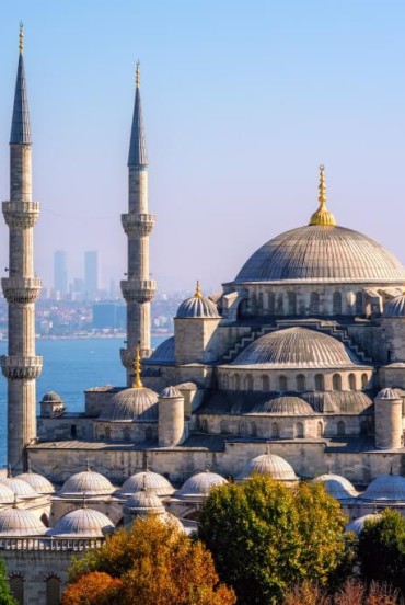 The Blue Mosque, also known as the Sultan Ahmed Mosque, is one of the sites in Istanbul that leaves travelers completely speechless due to its beauty, history, and the interiors covered with over 21,000 tiles in various shades of blue.